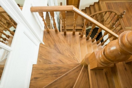 Comment r&eacute;nover un escalier en bois ancien &agrave; Brissac Loire Aubance ?